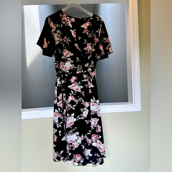 Dresses & Skirts - Black floral print wrap dress fits like 3XL